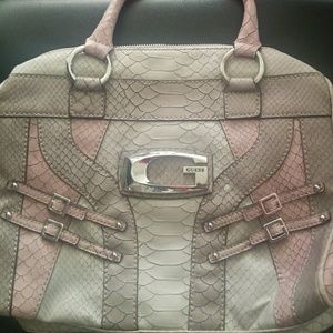 😍GUESS Box Satchel 😍